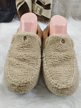 OluKai Nohea Heu Tan Fuzzy Slippers Women’s Size 8 Cozy Shearling Comfort Shoes